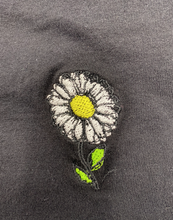 Load image into Gallery viewer, &quot;Imperfect&quot; Daisy T-sirt - Size Medium